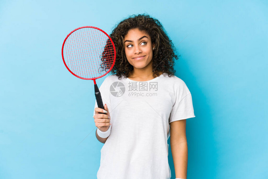 年轻非洲女玩羽毛球梦想实现目的和目的图片