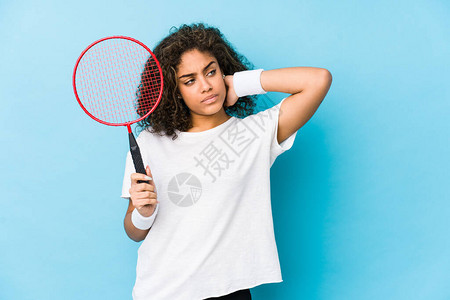 玩羽毛球的年轻非洲女背景图片
