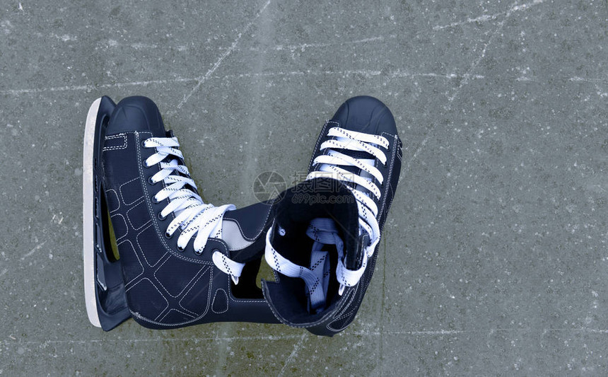 溜冰场上的一双曲棍球溜冰鞋图片