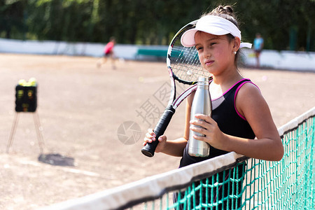 网球场上十几岁运动女孩的肖像图片