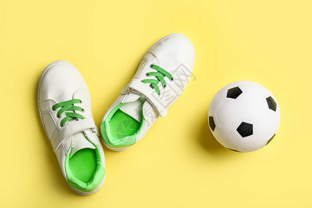 彩色背景中的足球和鞋子图片