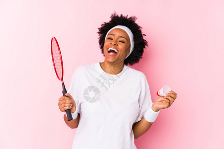 年轻的非洲裔美国女子打羽毛球图片