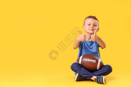 橄榄球小男孩在彩色背图片