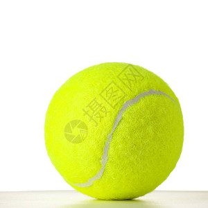 白色背景上的网球图片