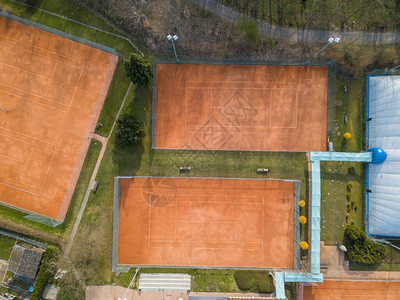 瑞士空荡的网球场鸟瞰图图片