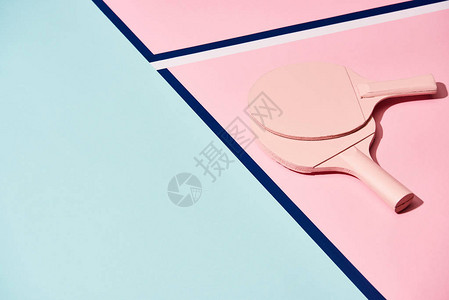 粉色和蓝色背景上的两个网球拍带线条图片