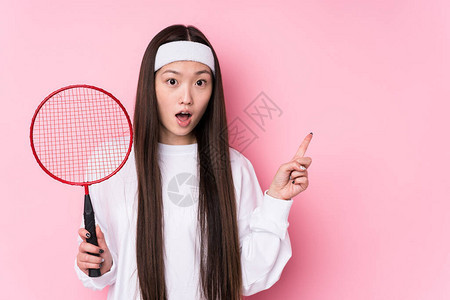玩羽毛球的女青年孤立图片