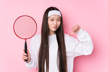 玩羽毛球孤立的女青年感到自豪和自信图片