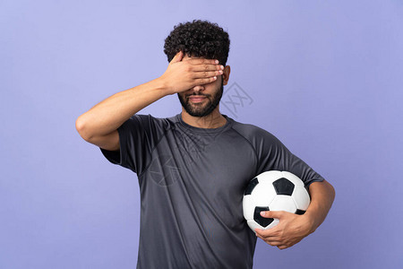 摩洛哥年轻足球运动员英俊帅气的摩洛哥青年男子在紫色背景上被孤立图片