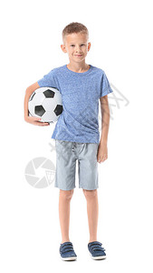 小可爱男孩足球在白背背景图片