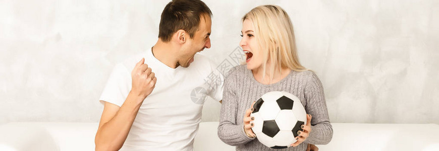 在家看足球的年轻夫妇图片