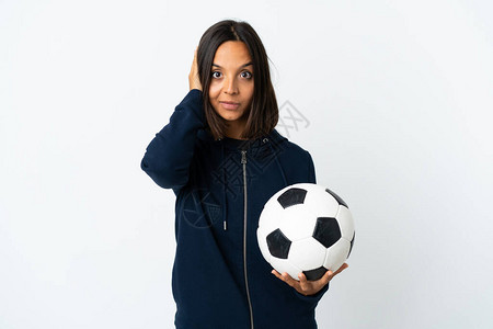 年轻女足球运动员因白种背景而孤立的年轻女子感图片