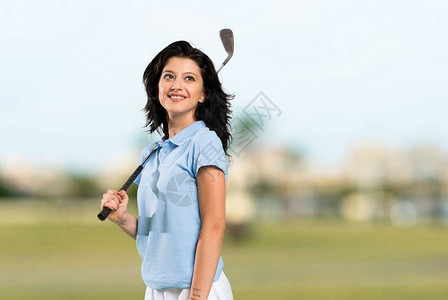 年轻高尔夫女子在户外微图片