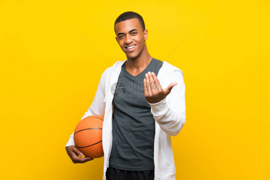 非洲裔美国篮球运动员邀请手牵前来很高兴图片
