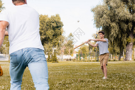 在公园里和父亲打棒球时图片