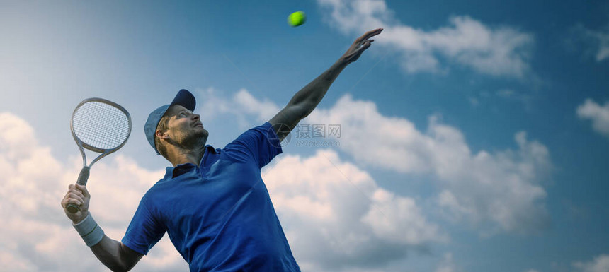 男网球运动员对蓝天敲打球图片