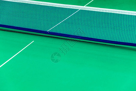 绿墙背景下的网球场网背景图片