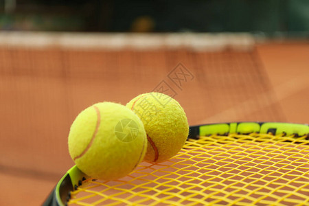 网球拍与网球对抗红土场背景