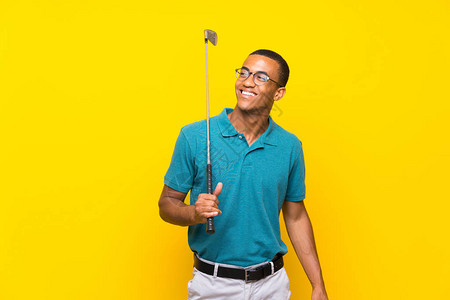 非裔美国人高尔夫球运动员男子在微图片