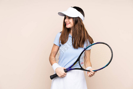 年轻的天主教女青年在打网球时被图片