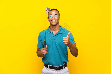 非裔美国高尔夫球运动员举起大拇指因图片