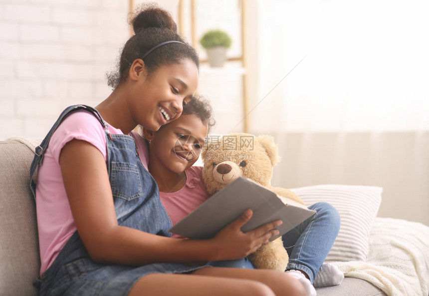 非洲姐妹在家一起看书幸福的家庭观图片
