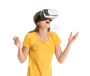 以白色背景带虚拟现实眼镜的年轻女图片