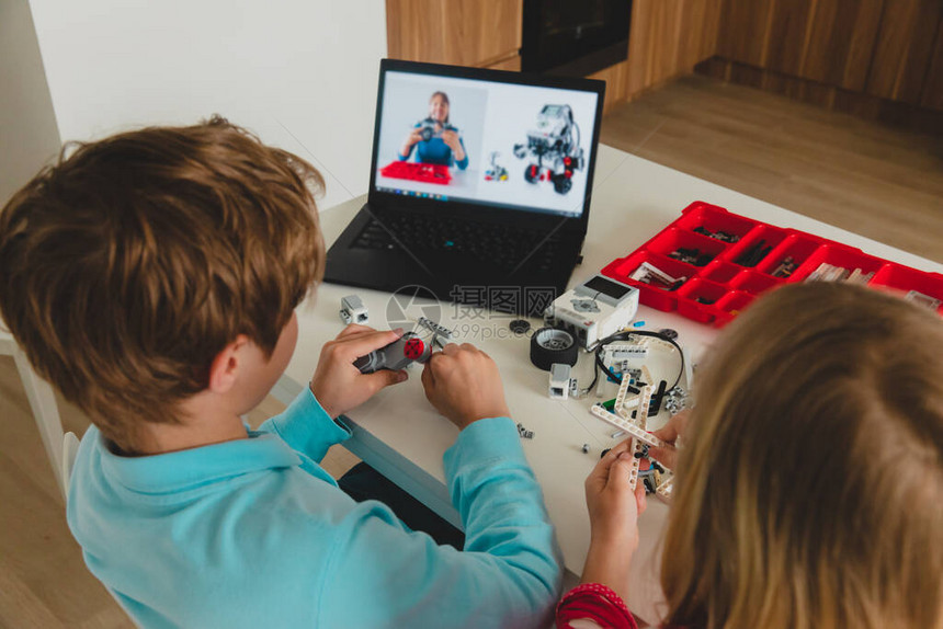 利用在线机器人技术课程家庭远程教育图片