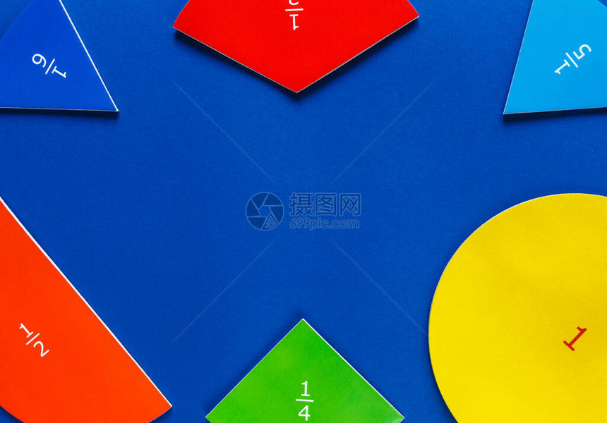 经典蓝色背景上的彩色数学分数图片