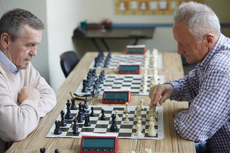 两个年老的象棋选手在当地业余爱好者锦图片