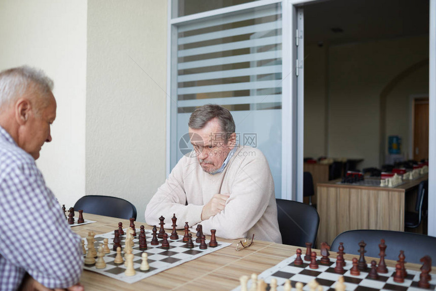 两个年老经验丰富的大主教通过在象棋俱乐部一起玩来图片