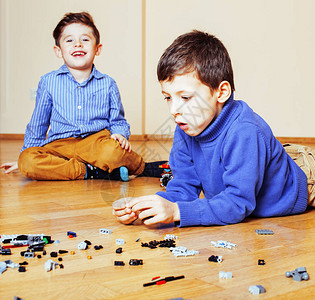 有趣可爱的孩子在家玩具图片