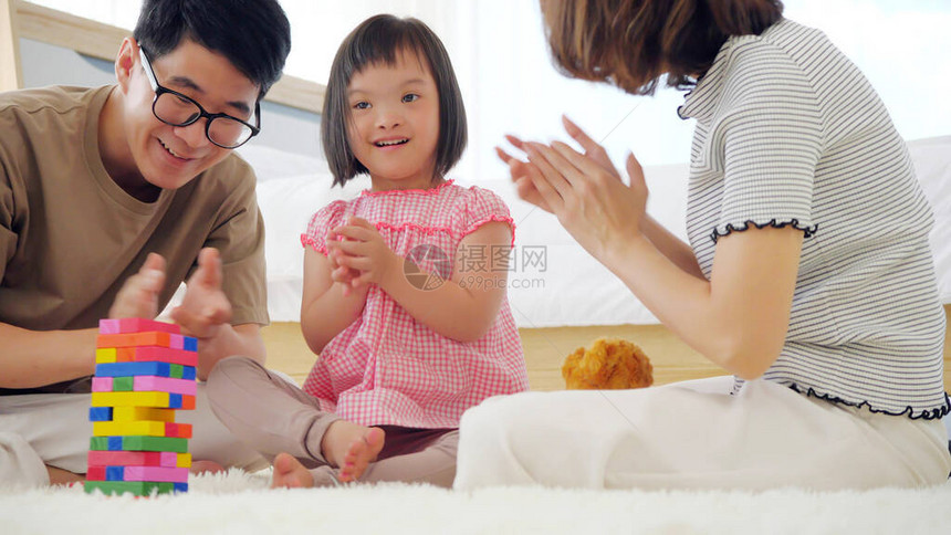 快乐的家庭与母亲父亲和残疾女儿一起在家里度过时图片