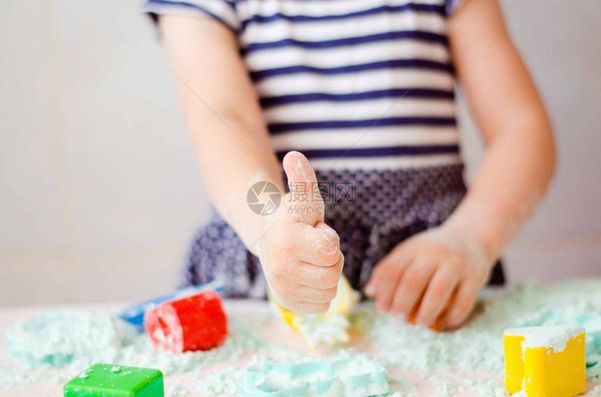 带沙子的孩子手孩子玩动能沙子神奇的沙子特写图片