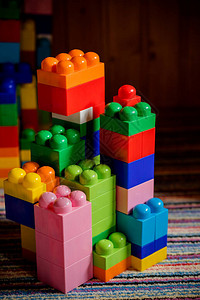 很多五颜六色的彩虹玩具砖背景孤立在白色背景上的儿童教育玩具带复制图片