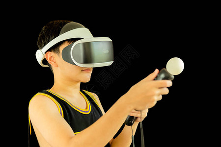 青少年男孩玩游戏时使用虚拟现实耳机图片