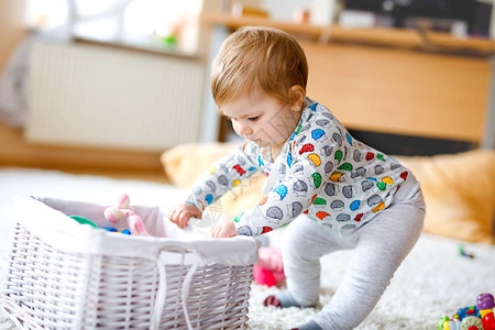 华丽可爱美丽的小女孩在家里或托儿所玩益智玩具快乐健康的孩子学图片