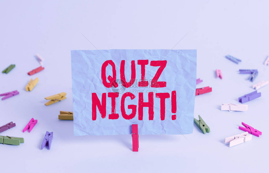 显示测验之夜的书写笔记个人夜间考试知识竞赛的商业概念彩色衣夹矩形方图片