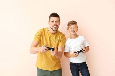 父亲和他的小儿子在彩色背景图片