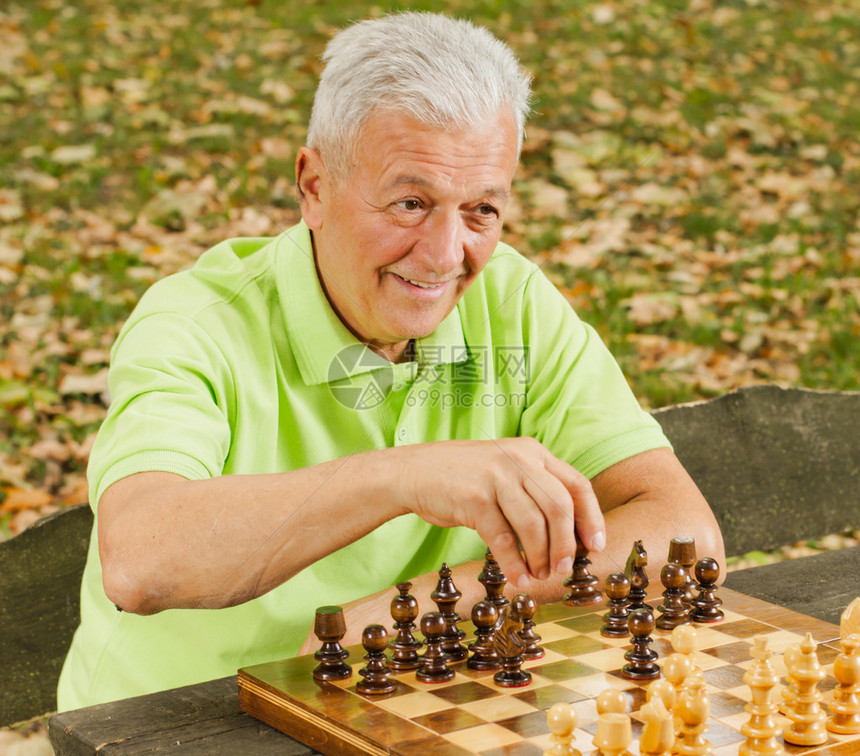 老人在公园下棋图片