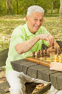 老人在公园下棋图片
