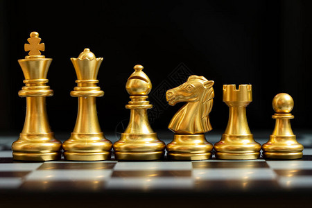 金象棋一排国王后主教骑士鲁克典当在图片