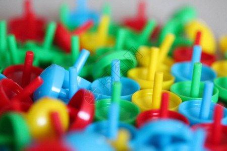 一堆蘑菇钉板益智玩具DIY马赛克五颜六色的拼图游戏明亮的创意玩具爱图片