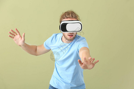 戴VR眼镜的青年男子图片
