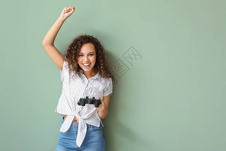 快乐的非裔美国少女在彩色背景图片