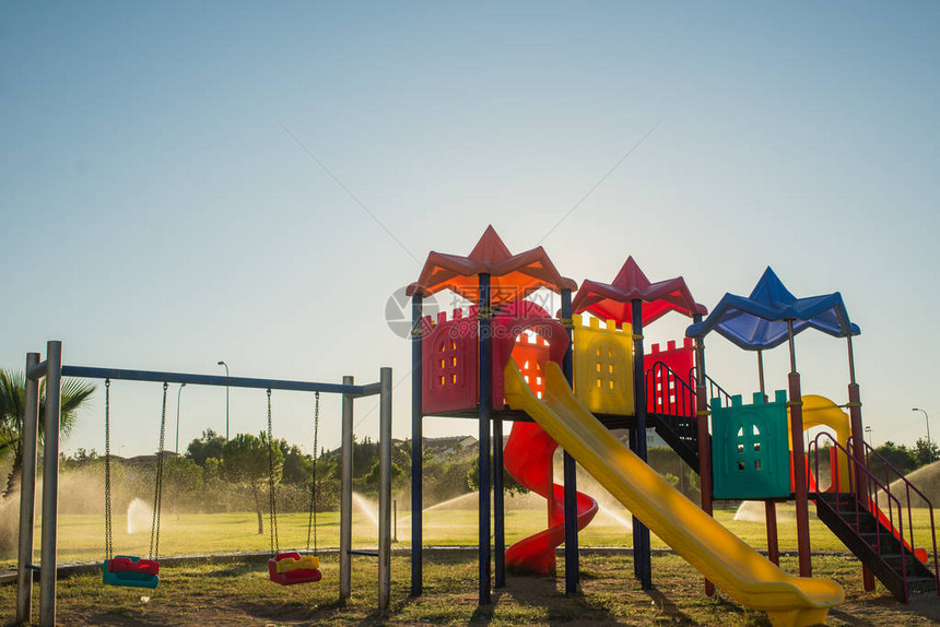 公园里的儿童游乐场图片