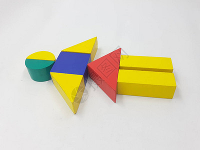 艺术手工制作五颜六色的各种形状的木制积木儿童玩具图片