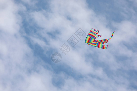 风筝在蓝天上高飞翔图片