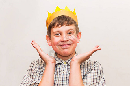 白色背景上头戴皇冠的少年背景图片