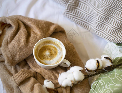踌躇满志秋或冬室内仍然活着咖啡杯在羊绒卡花上背景
